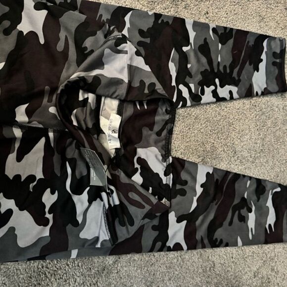 Urban Daisy Dark Camo High Waisted Workout Leggings NWT Size Medium Boutique - Picture 6 of 8